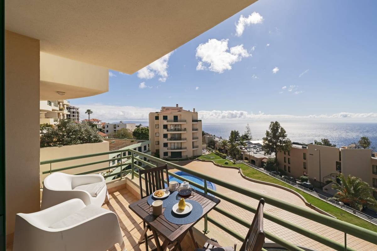Šviesūs apartamentai su baseinu, Garajau IV 1