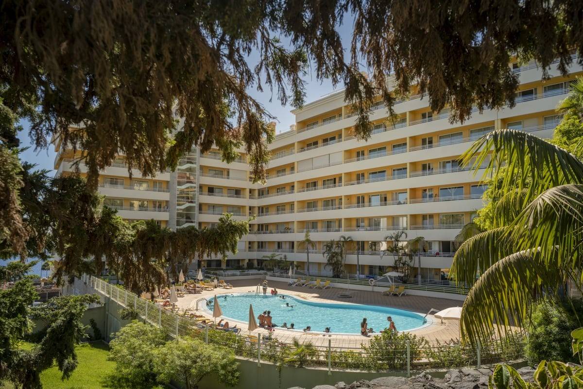 Apartamentai su baseinu, Ajuda IV 1